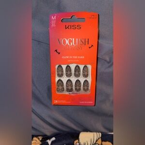 KISS Voguish Fantasy Glow-In-The-Dark Press-On Nails - Black & White Lace